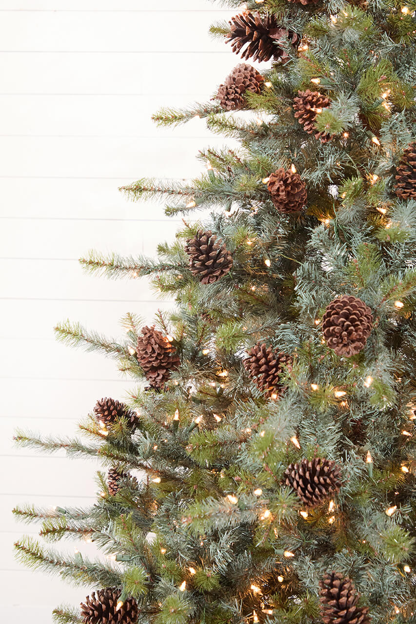 9' Mammoth Pine Christmas Tree with 1,300 Lights