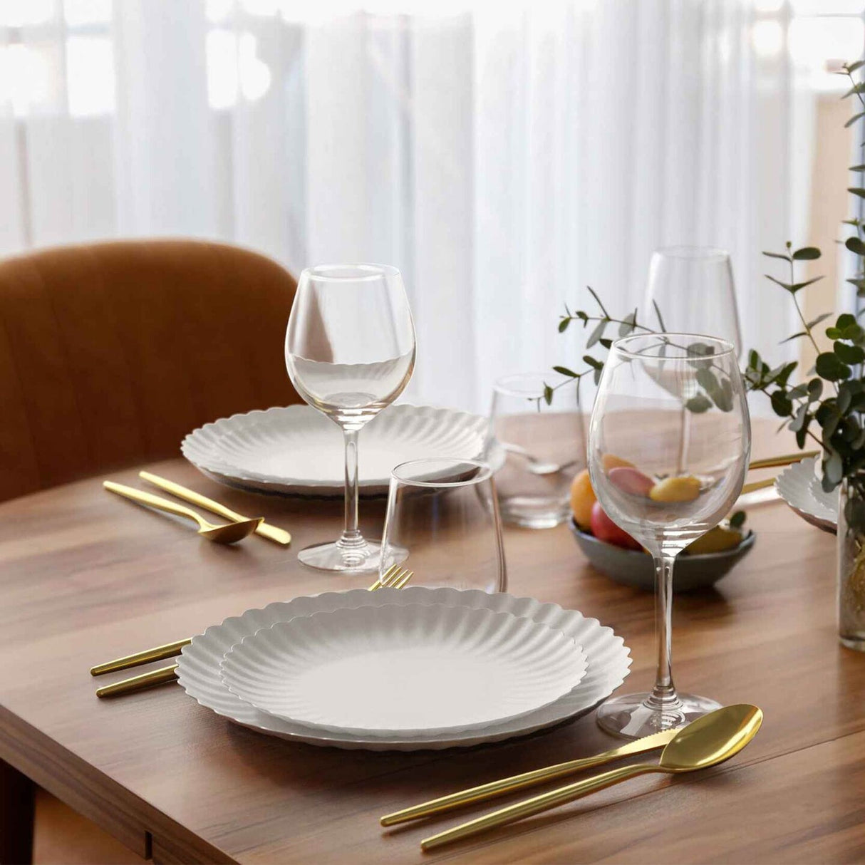 10 Count Scalloped Snow White Paper Plates for Elegant Party and Event Dining 10.5 Inch