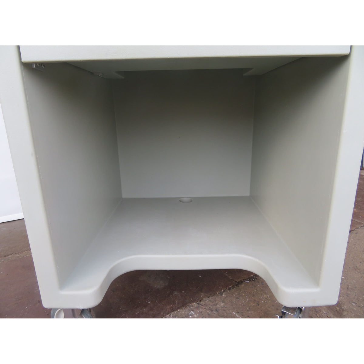 Cambro ES28RL Register Station, Used Excellent Condition