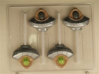 উড়ন্ত সসার চুষে চকোলেট ছাঁচে এলিয়েন