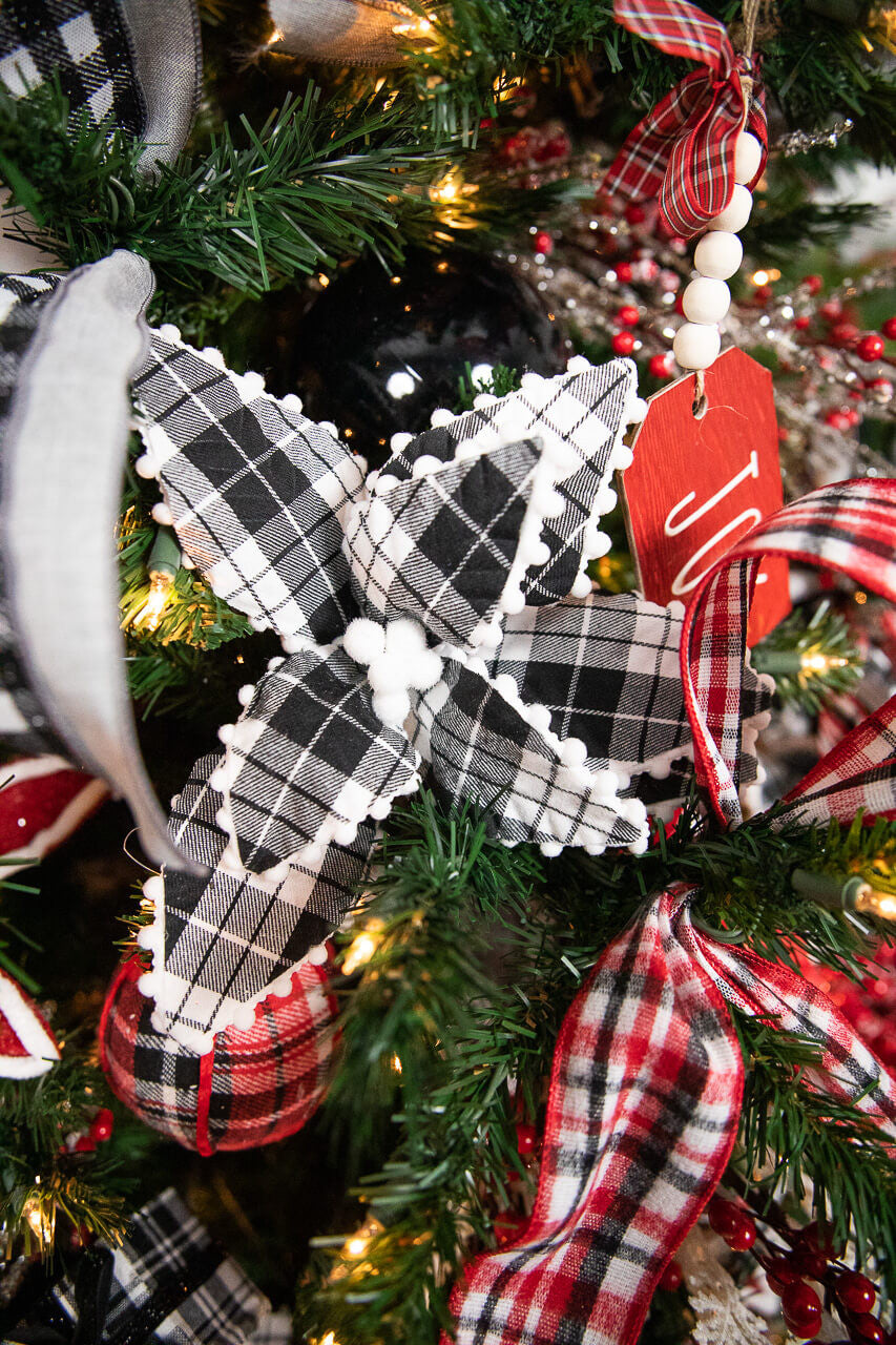 17 Inch x 12 Inch Plaid Ricrac Poinsettia Stem
