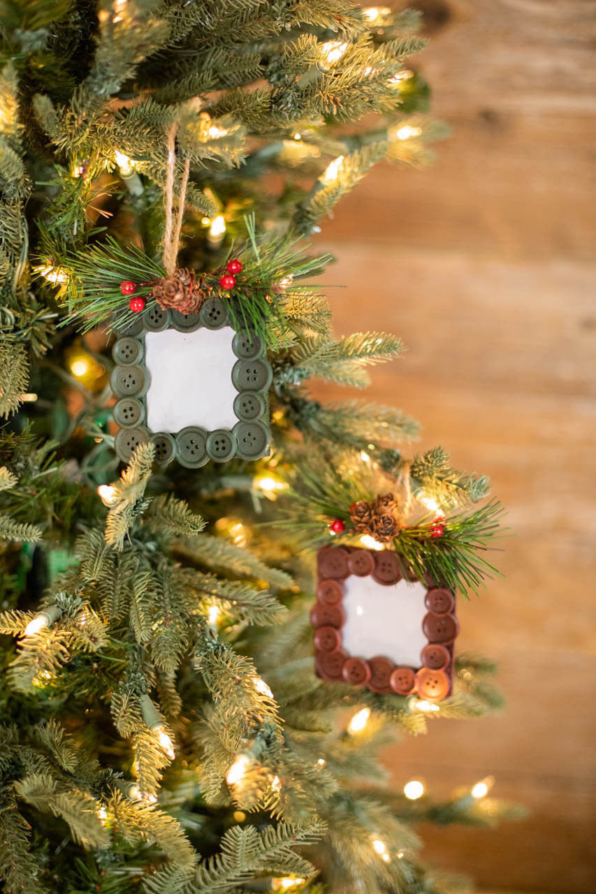 8 x 4 Inch Button Frame with Pinecones Decorative Christmas Photo Hanging Ornament