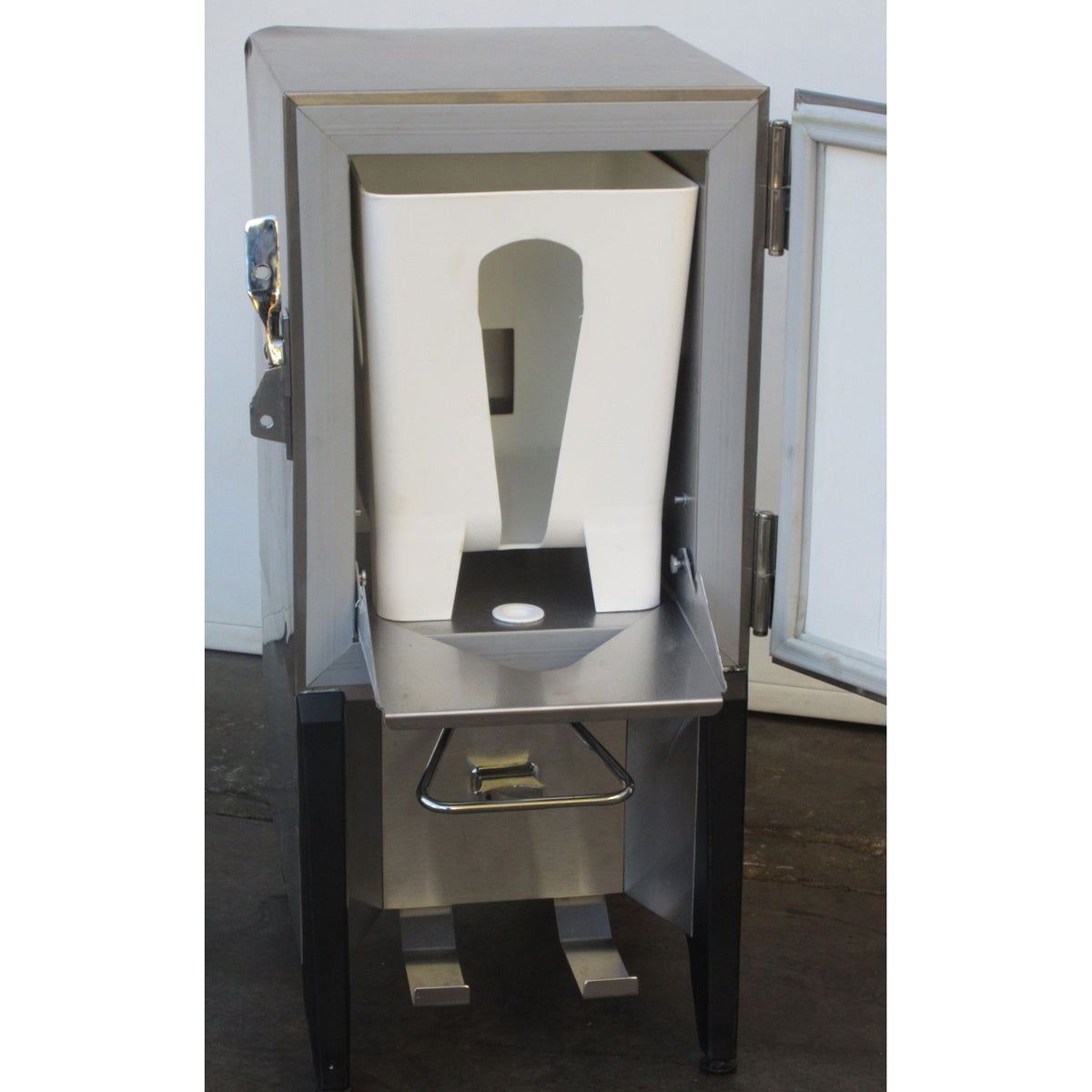Silver King SK5MAJ Milk Dispenser, Used Excellent Condition