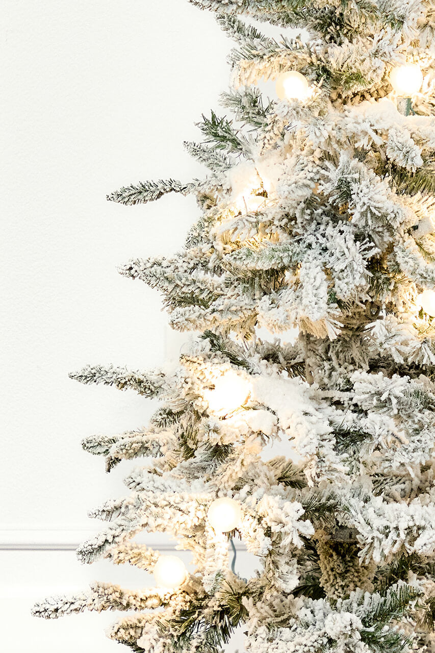 4.5' Flocked Christmas Tree with 22 G40 LED Lights