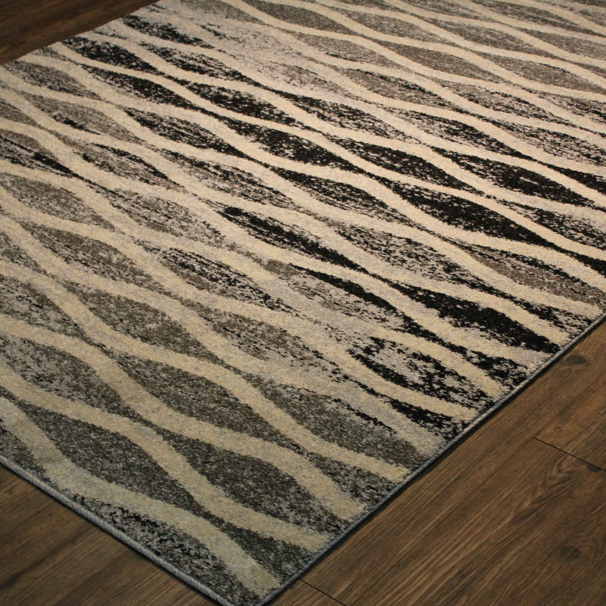 Plush Gray Tone Curve Design Polypropylene Fabric - Gray Curve Design, Area Rug, 1" High Pile (1 Piece)