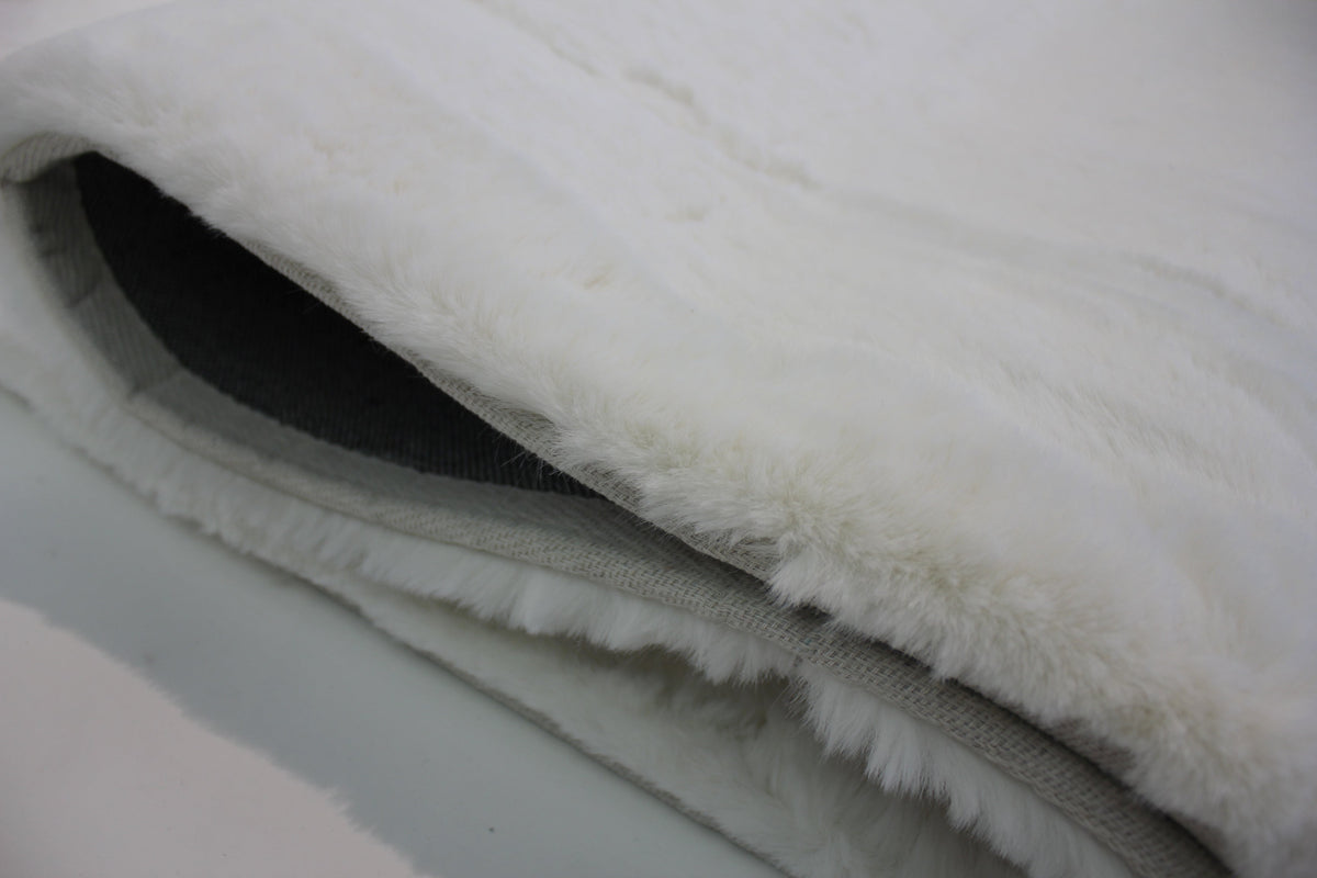 Machine-Made Faux Fur Rug for Opulent Indoor Comfort and Style