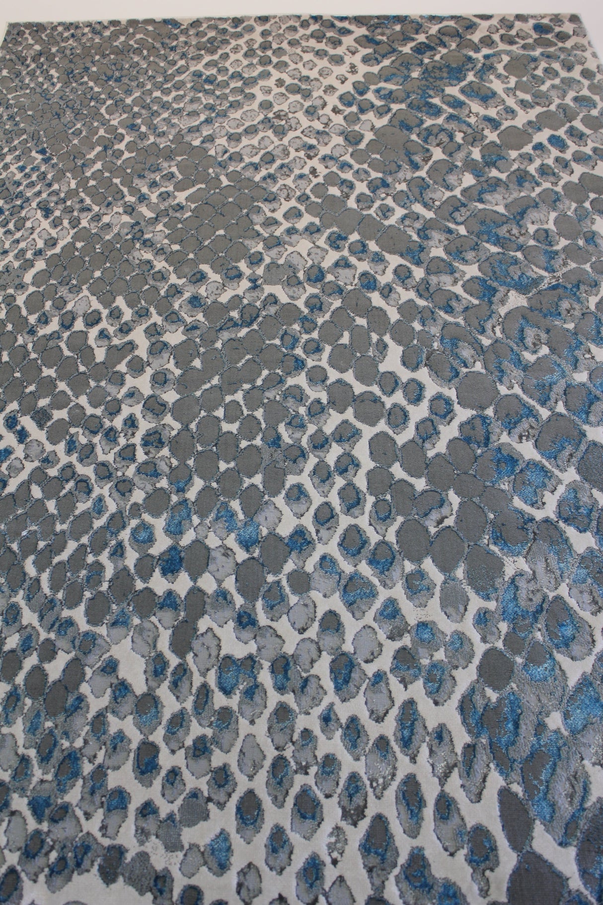 Silver Shimmery Changing Color Gray Aqua Blue Polyester Viscose Blend Area Rug Fabric - Color Changing, Gray Aqua Blue, 5' 3" X 7' 5" (1 Piece)