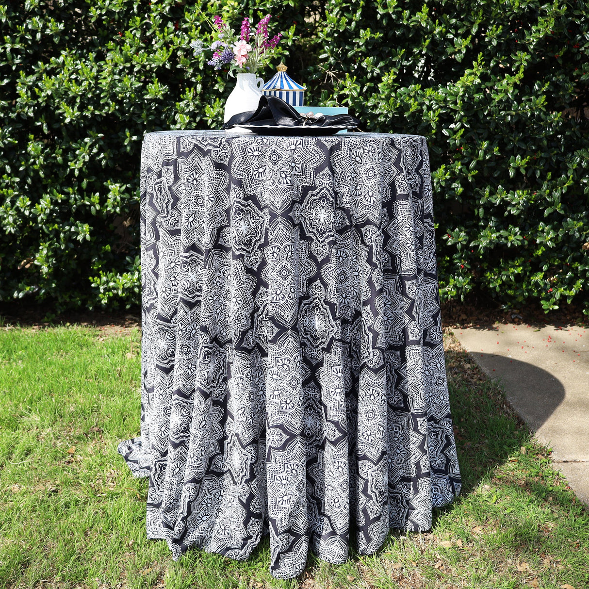 Round Scuba Tablecloth 132" Black