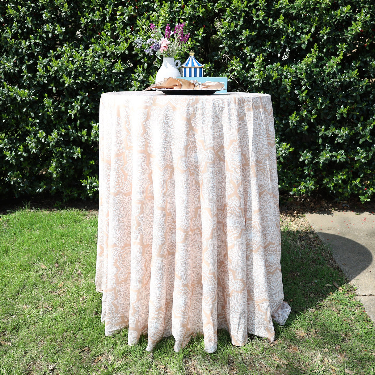 Round Scuba Tablecloth 132" Champagne