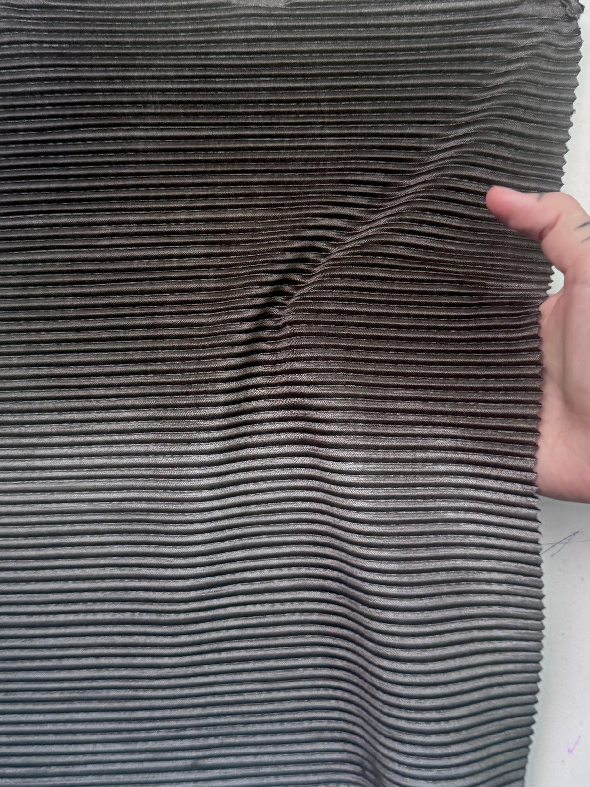 Shiny Pleated Knit Silver Ombre