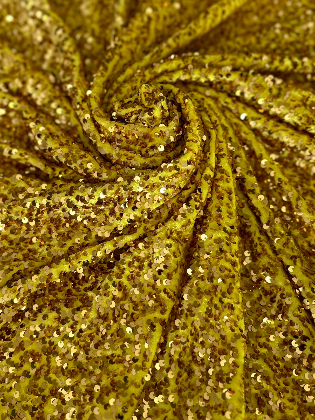 Stretch Sequin on Velvet Yellow Gold