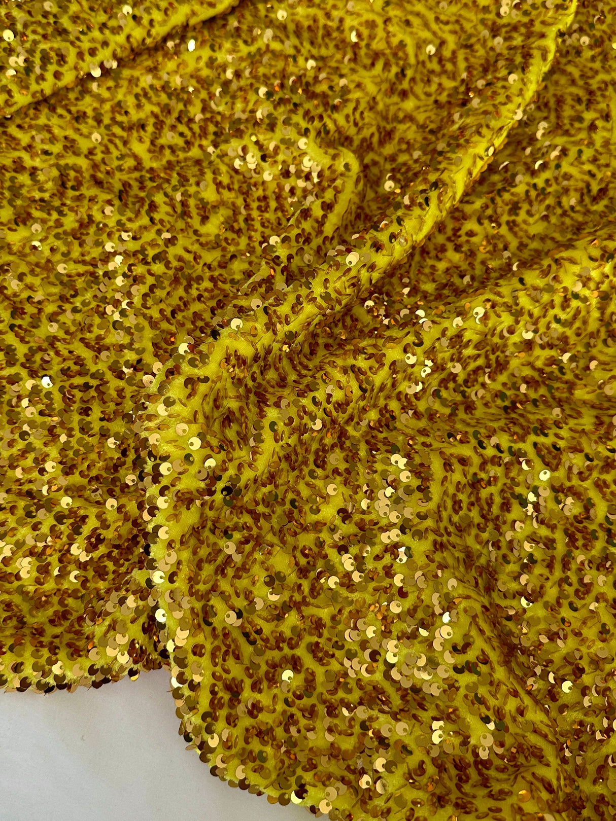 Stretch Sequin on Velvet Yellow Gold