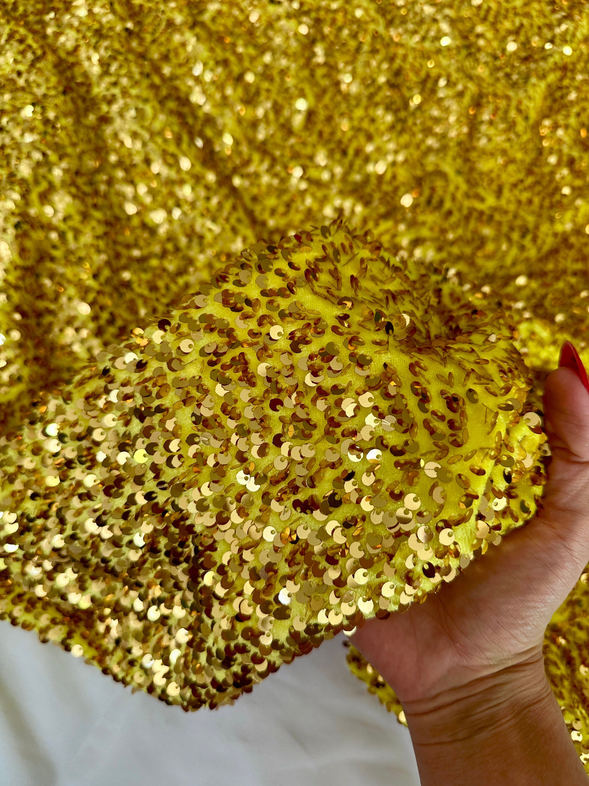Stretch Sequin on Velvet Yellow Gold