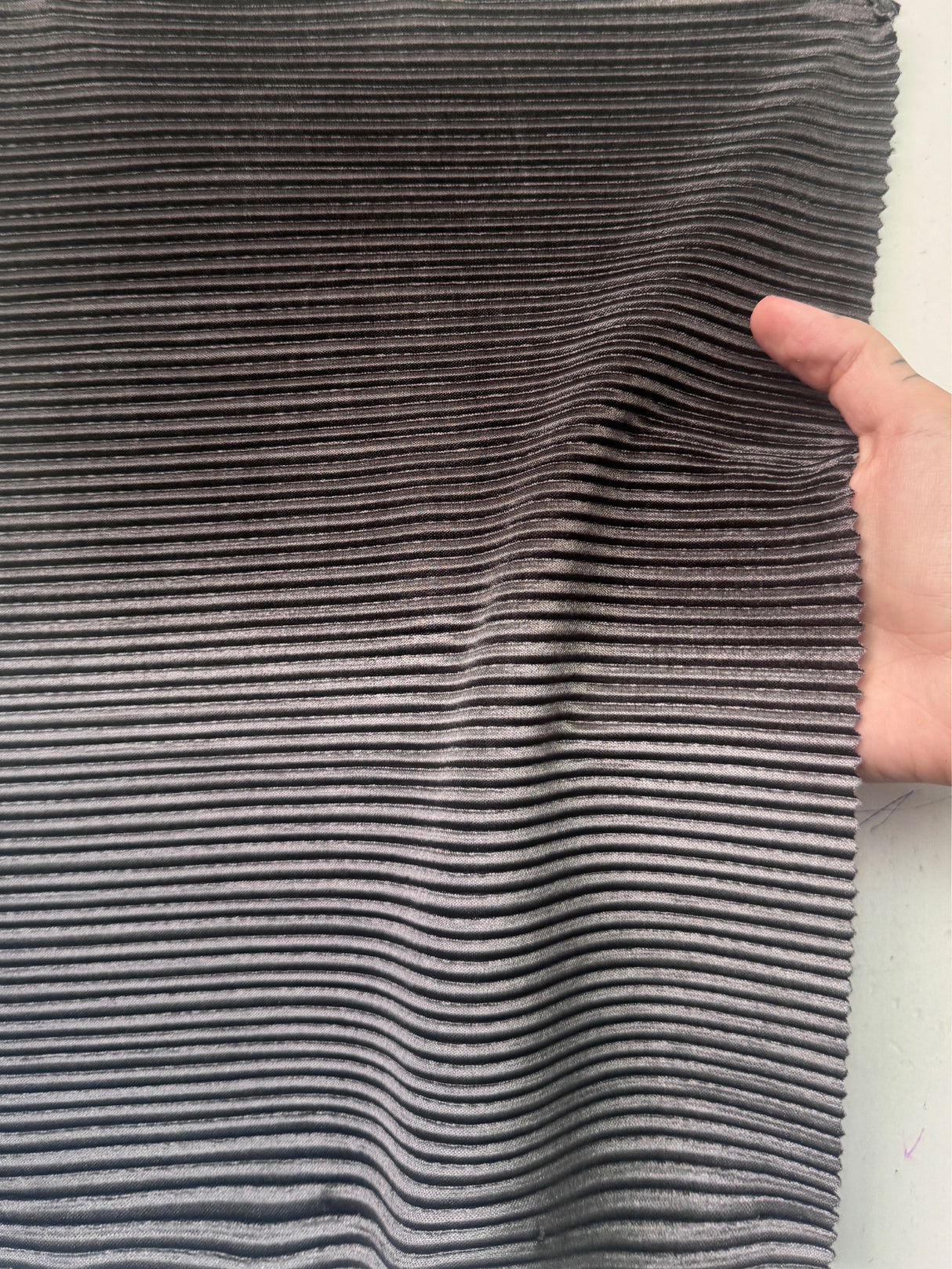 Shiny Pleated Knit Silver Ombre