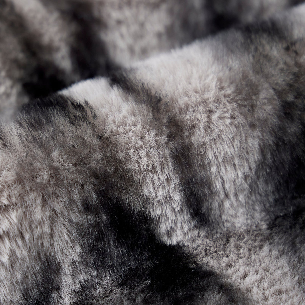 Luxe Cuddle Nube Graphite/Black Fabric 58/60"