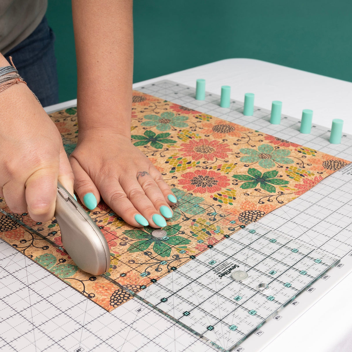 Sew Magnetic Cutting System Magnetic Cutting System - Self-Healing Magnetic Cutting Mat, Acrylic Magnetic Ruler, 20" X 24" Mat, 6.5" X 24" Ruler, Right-Handed System, 12 Magnets (1 Kit)