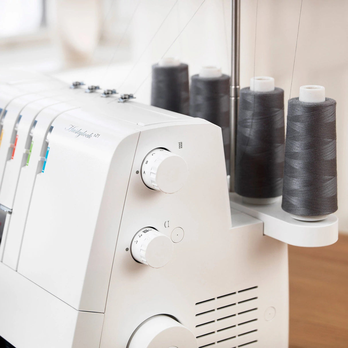 Husqvarna Viking Huskylock S21 Overlock Machine - Overlock Serger, 21 Stitches, 4-3-2 Thread Sewing, Differential Feed, 1100 Stitches Per Minute (1 Unit)