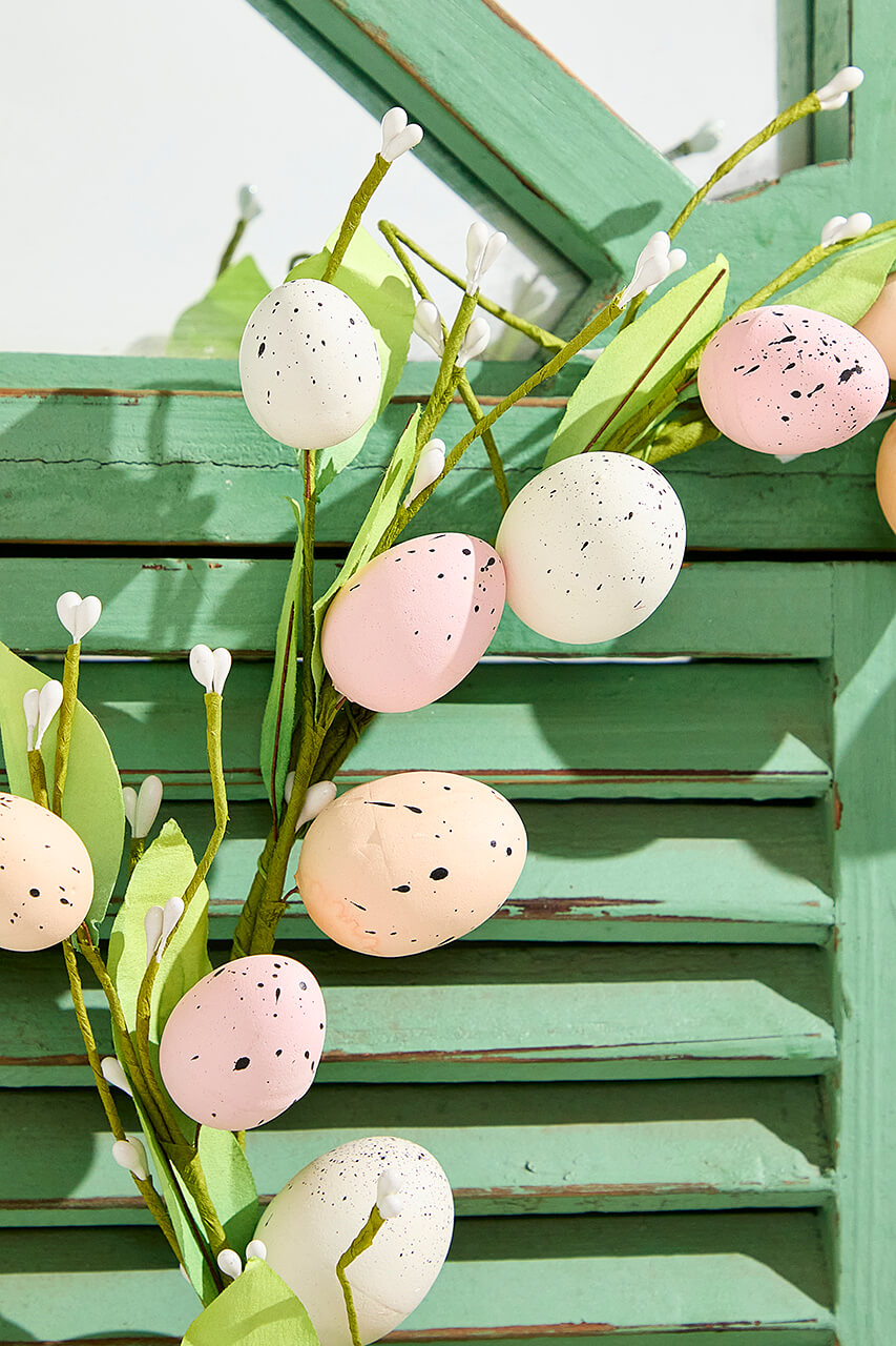 14" Egg & Leaf Wreath - Large