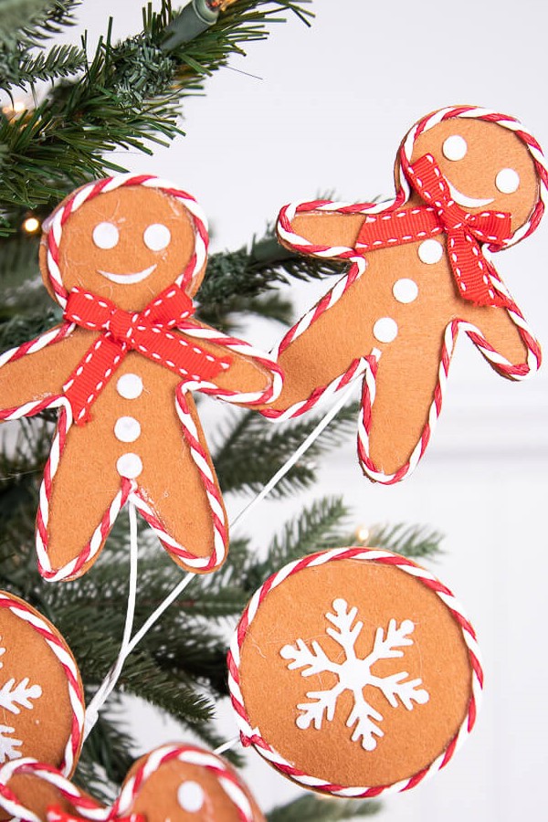 27” Gingerbread Spray with Peppermint Outline