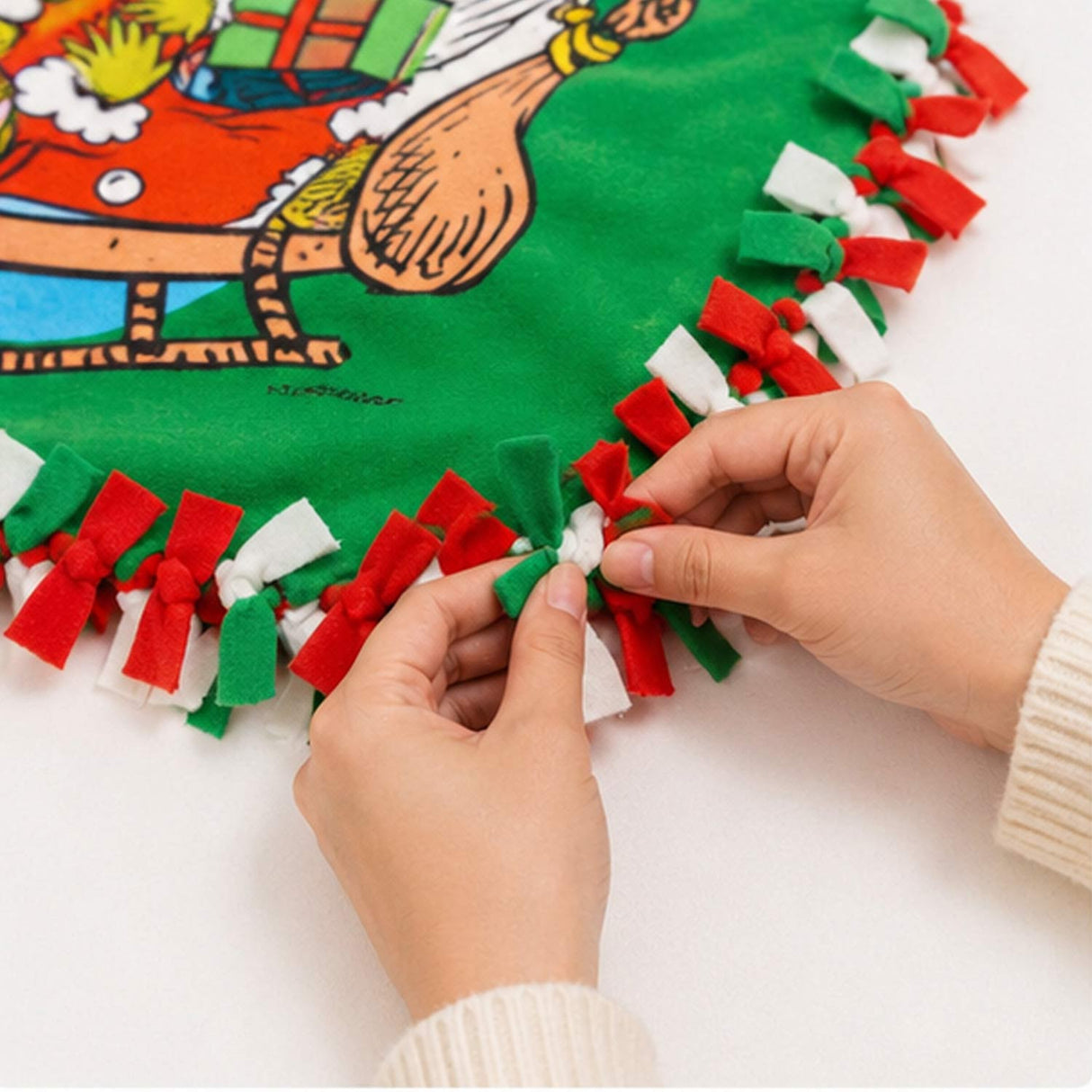 Dr. Seuss The Grinch Fleece Tied Throw Craft Kit (54" x 54") – Makes 1