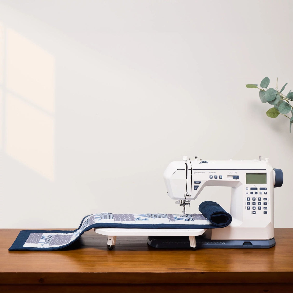 HUSQVARNA VIKING ONYX 30 Sewing Machine Bundle