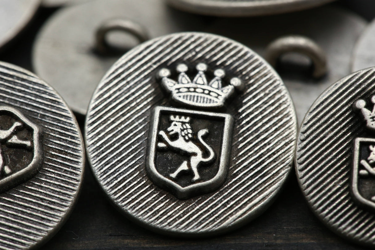 Metal Button Lions Den Silver Shank