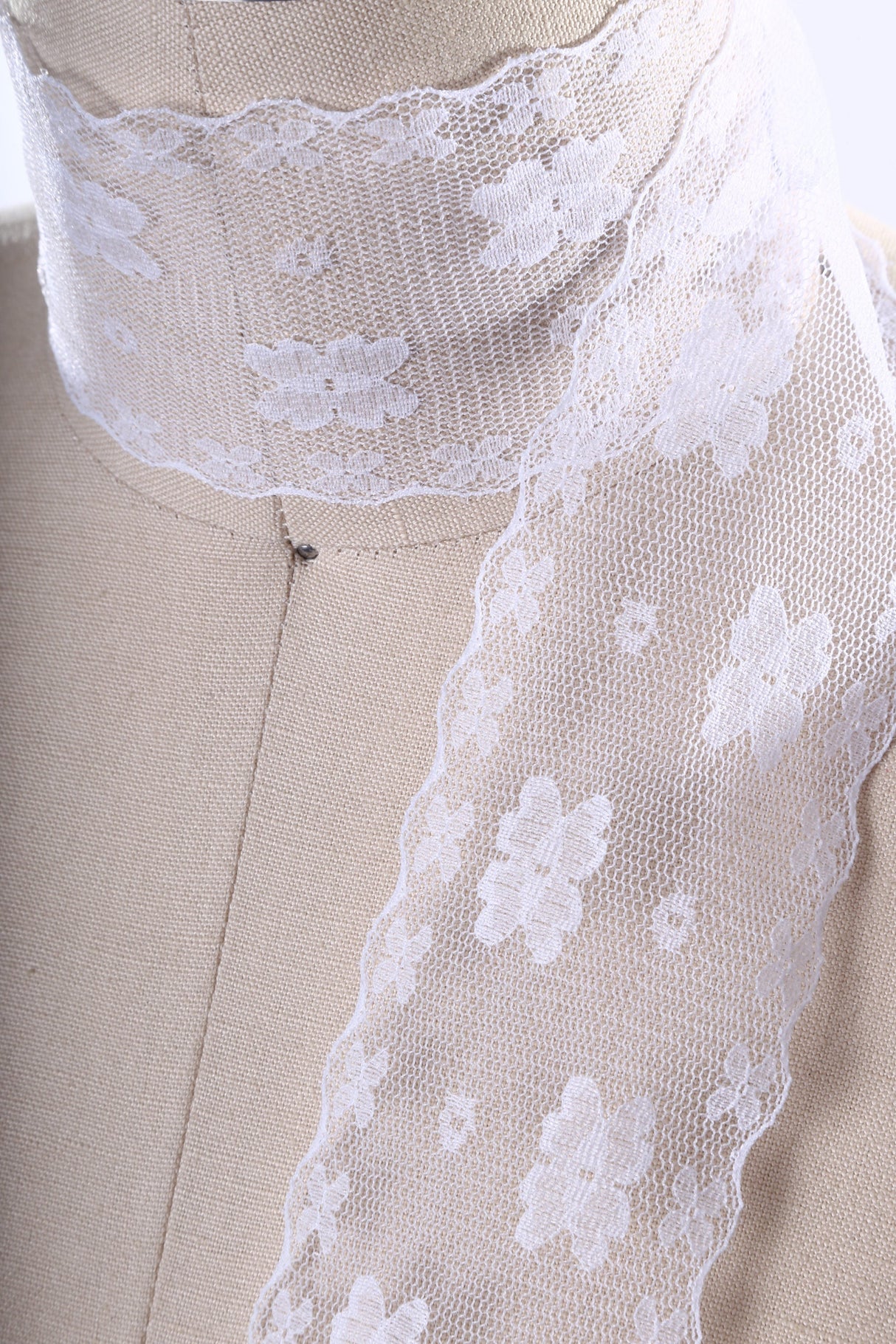 Lace Trim White Polyester Flower Circle