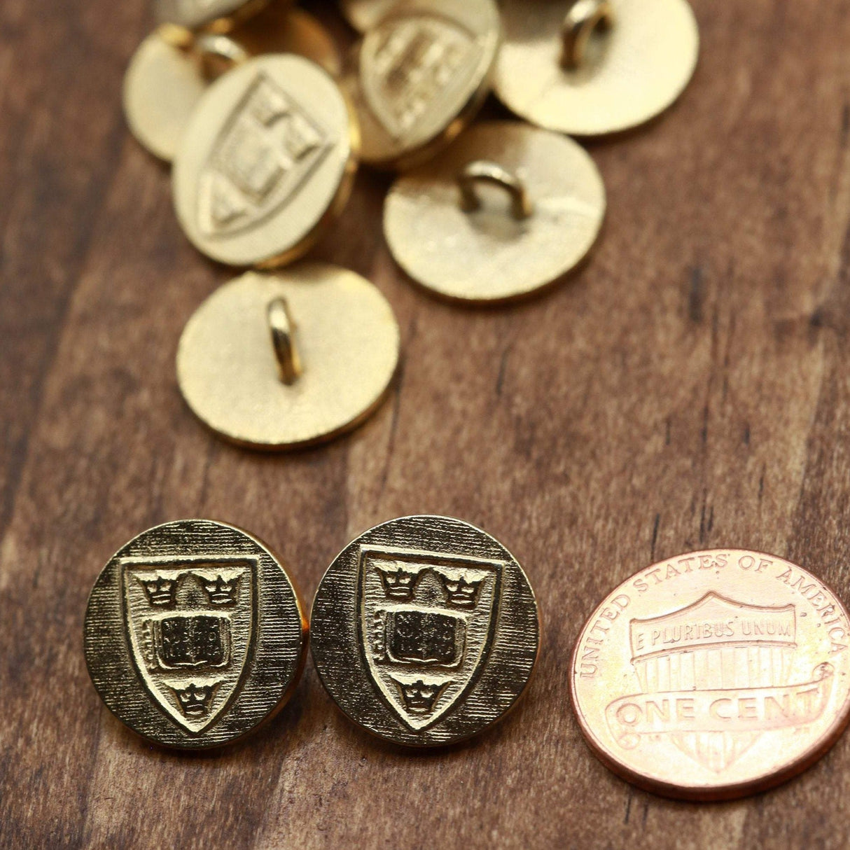 Gold Crest Metal Button 24L 15mm