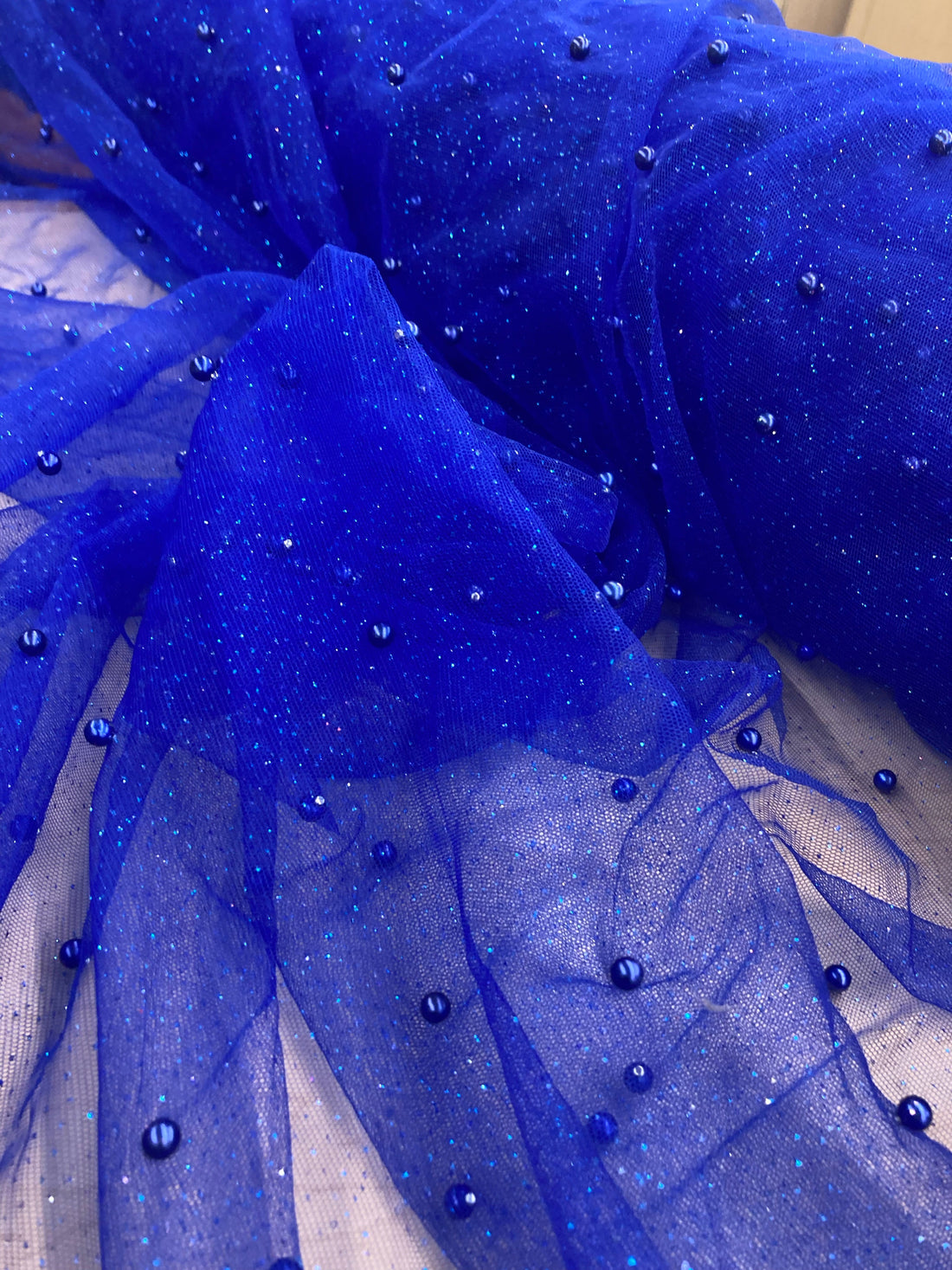 ১ গজ গ্লিটার মেশ লেইস ফ্যাব্রিক, ছড়িয়ে ছিটিয়ে থাকা মুক্তা সহ, ২-ওয়ে স্ট্রেচ, ৬০" চওড়া লেইস ইউএসএ দ্বারা