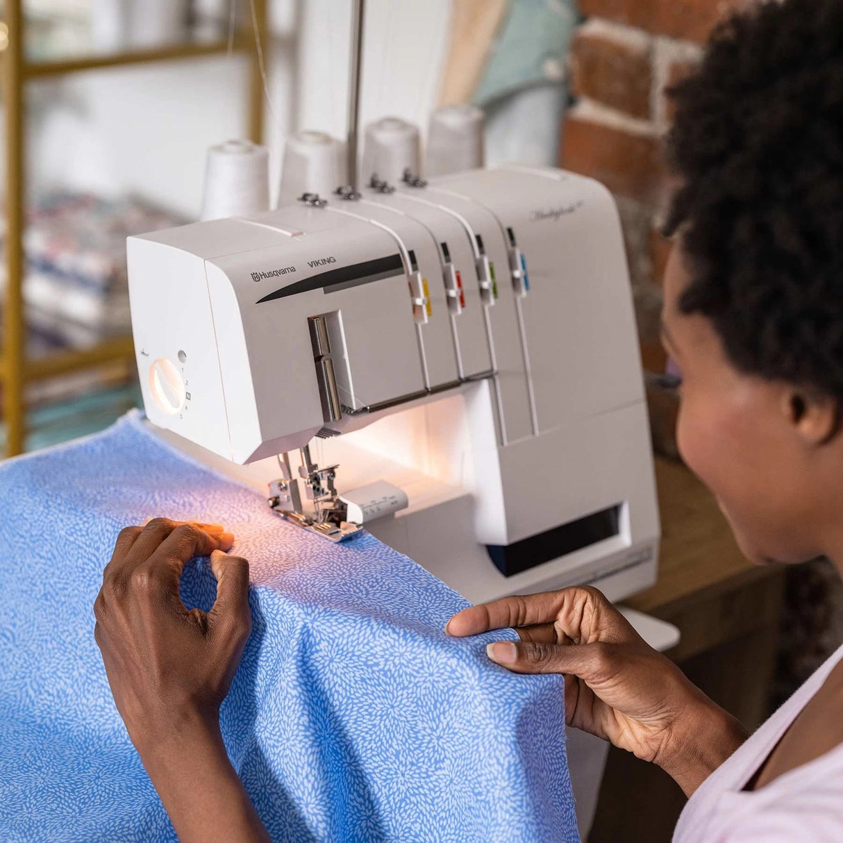 Husqvarna Viking Huskylock S21 Overlock Machine - Overlock Serger, 21 Stitches, 4-3-2 Thread Sewing, Differential Feed, 1100 Stitches Per Minute (1 Unit)