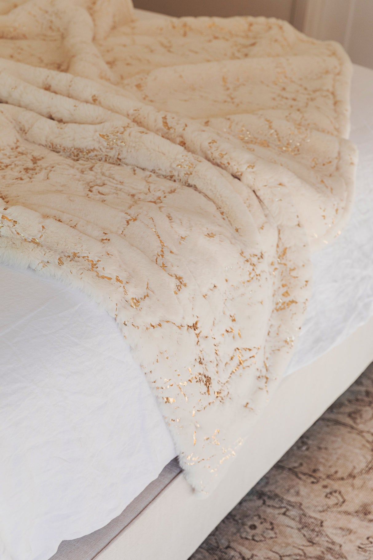 Metallic Golden Scattered Shimmery Design Faux Rabbit Touch Soft Throw Blanket - Polyester Fabric, White Scattered, 50" X 60" (1 Piece)