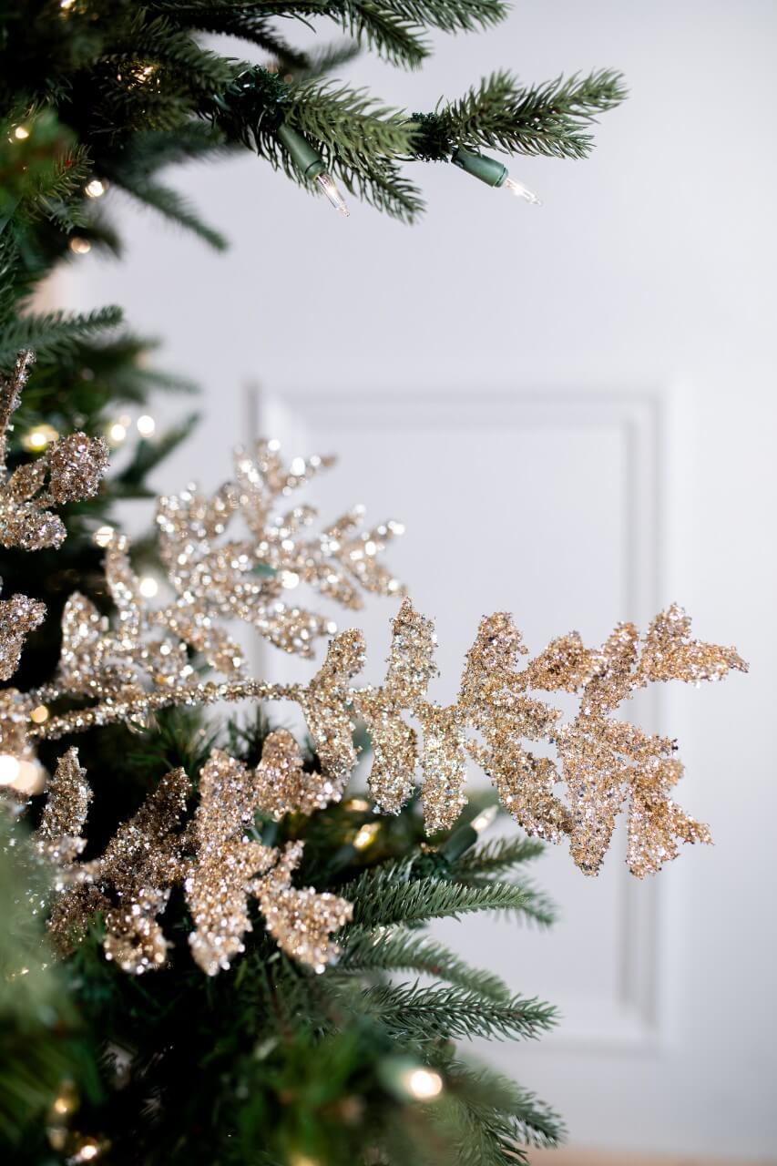 32” Acanthus Leaves Platinum Christmas Spray