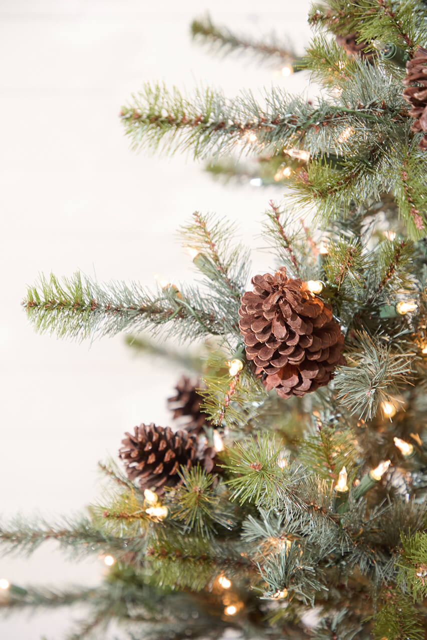 9' Mammoth Pine Christmas Tree with 1,300 Lights