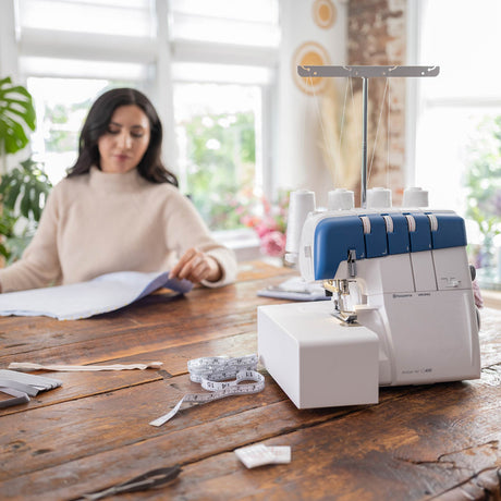 Husqvarna Viking Amber Air S 400 Overlock Machine - Overlock Machine, 15 Stitches, Air Threading, LED Lighting (1 Unit)