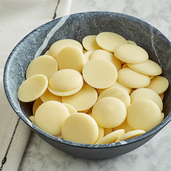 Guittard 25 lb. Soie Blanche 35% White Chocolate Wafers