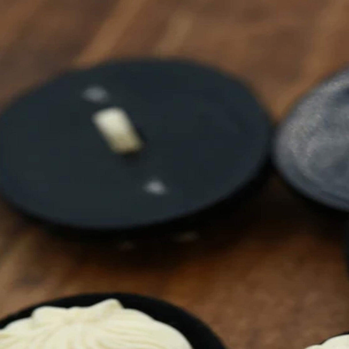 1 Cameo Button Black Background with Ivory Silhouette & Removable Shank Loop