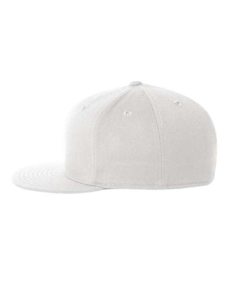 Flexfit structured flat bill hat creating a bold streetwear-inspired profile for modern casual outfits