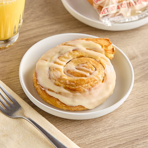 Otis Spunkmeyer Individually Wrapped Giant Iced Cinnamon Roll 4 oz. - 48/Case
