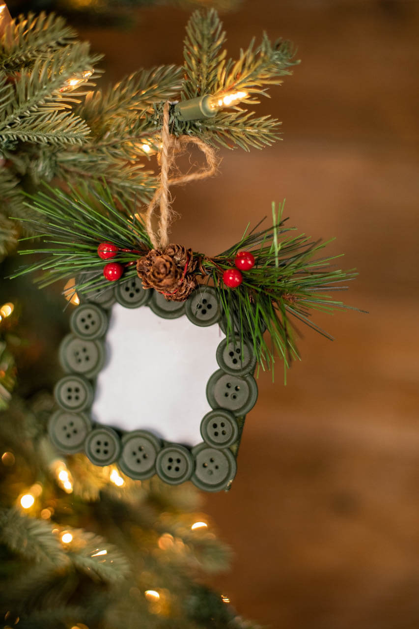 8" x 4” Button Frame with Pinecones