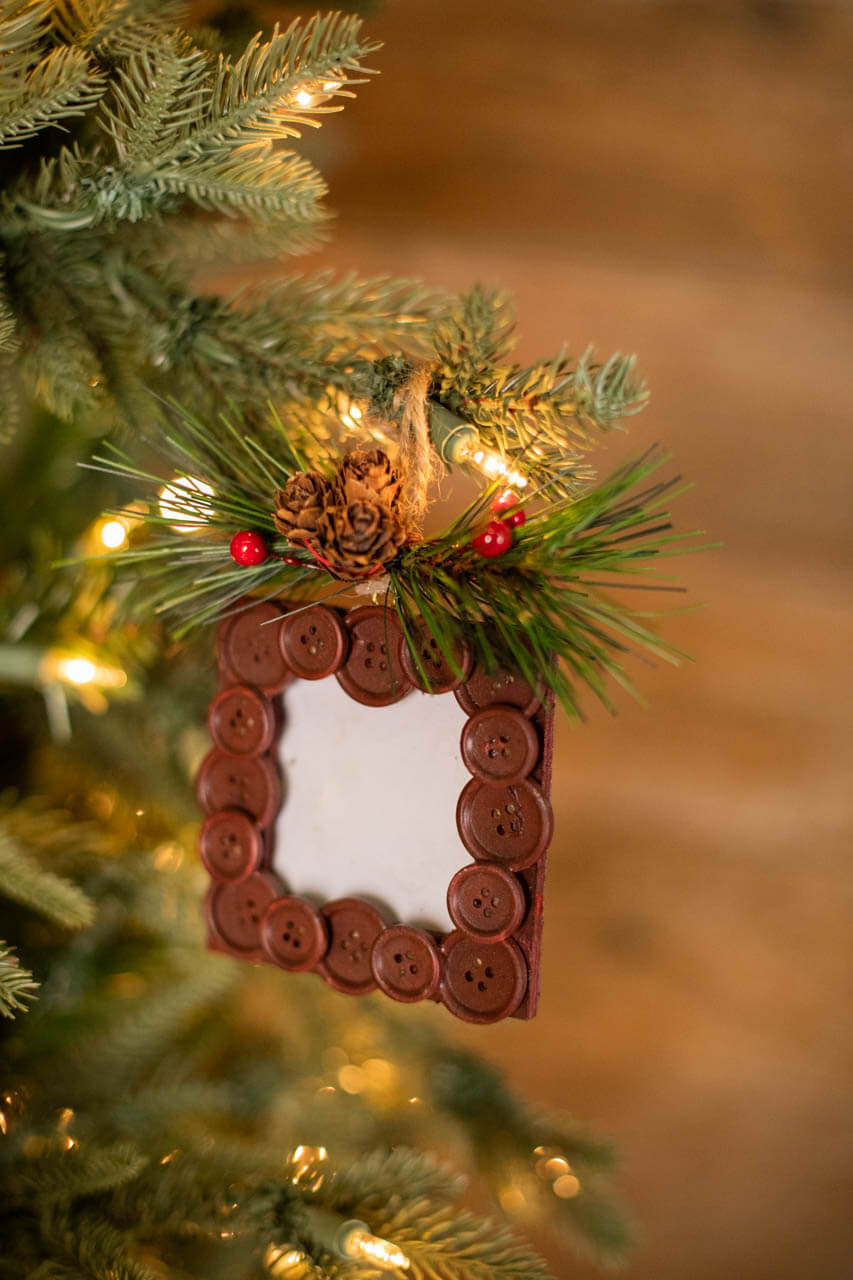 8" x 4” Button Frame with Pinecones