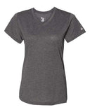Camiseta de manga corta con cuello en V de rendimiento triblend para mujer