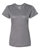 Camiseta de manga corta con cuello en V de rendimiento triblend para mujer