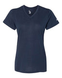 Camiseta de manga corta con cuello en V de rendimiento triblend para mujer