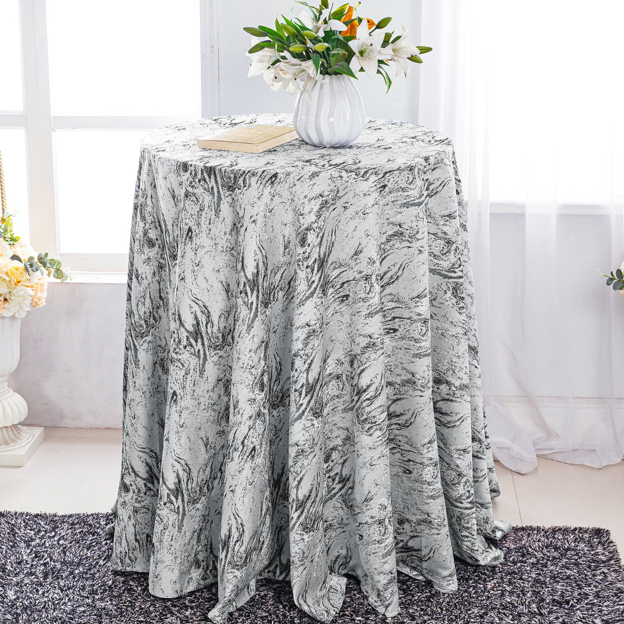 Round Jacquard Polyester Tablecloth 132" White/Black