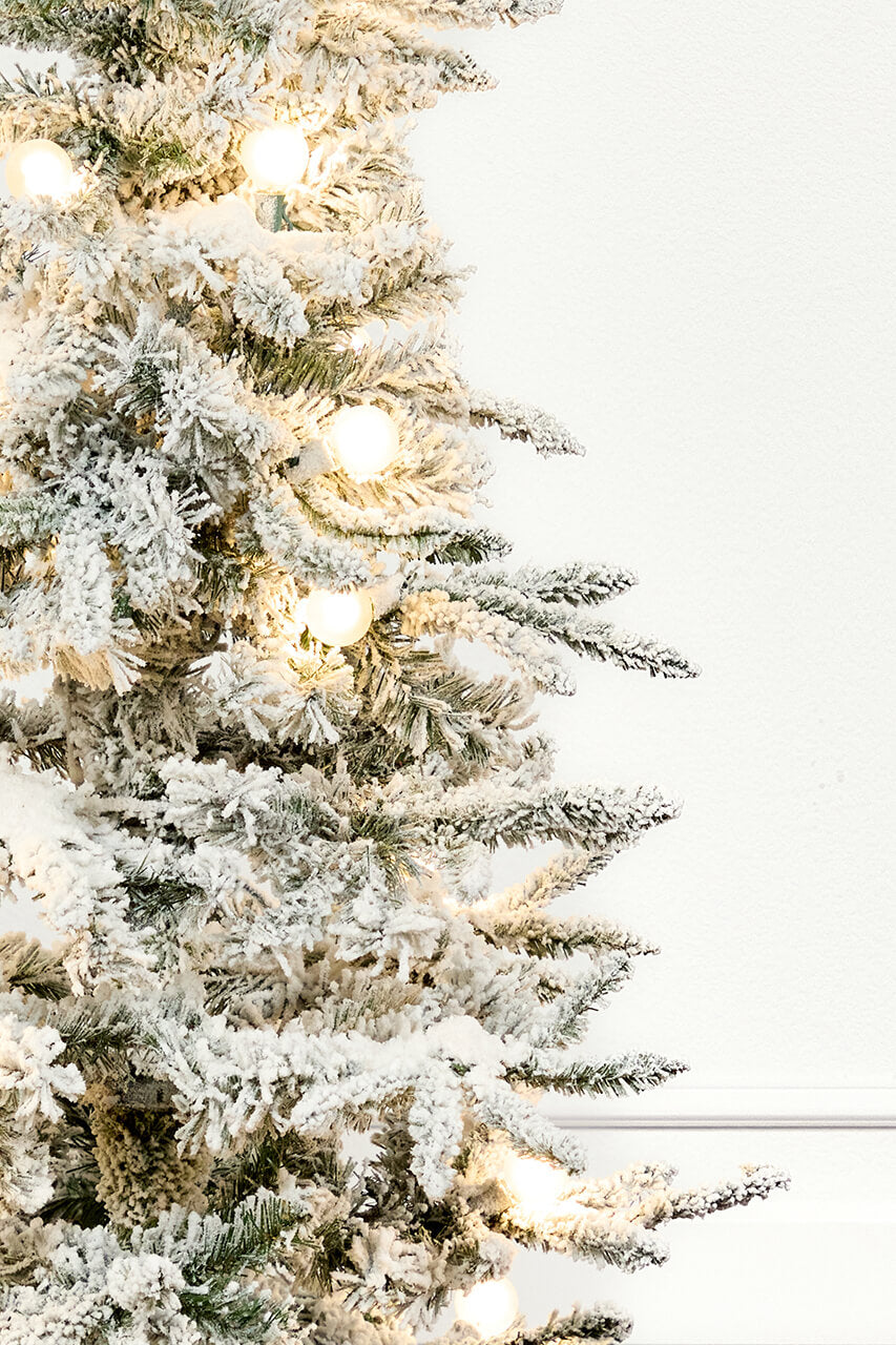 4.5' Flocked Christmas Tree with 22 G40 LED Lights