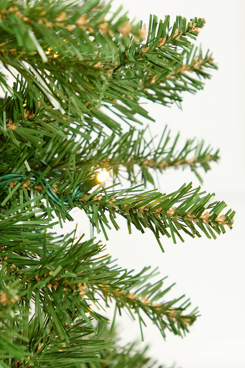 9' Telluride Pine Christmas Tree with 700 Warm White LED Lights
