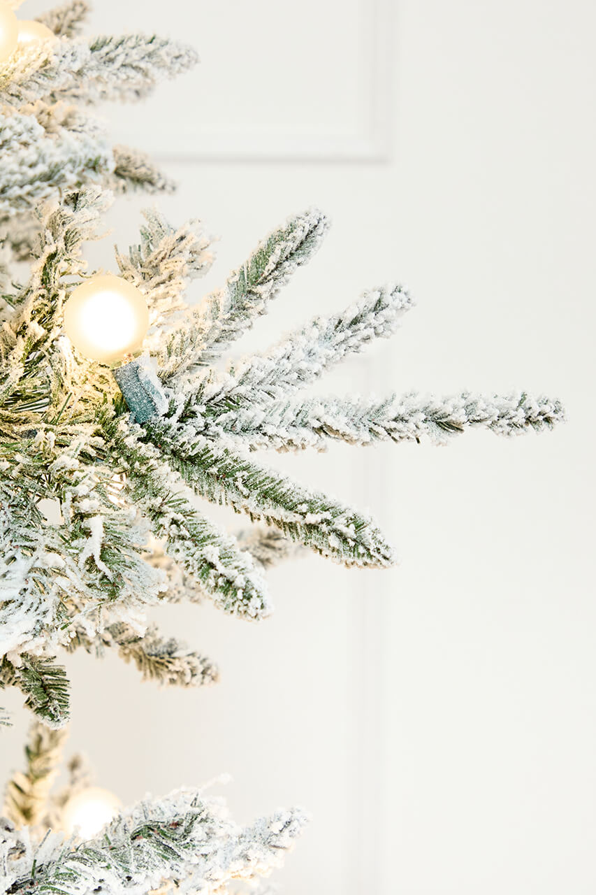 4.5' Flocked Christmas Tree with 22 G40 LED Lights