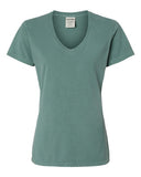 Camiseta de cuello en V teñida de prenda para mujer