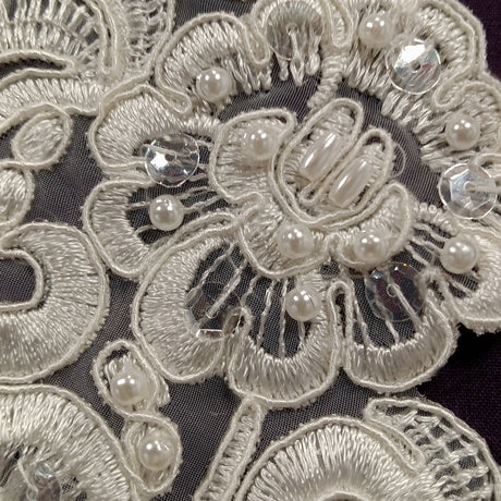 1 par de apliques de encaje floral con cuentas y cordones de 11" x 3" en cada lado  
