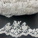 1 yarda de encaje con cuentas y cordones de 4" de ancho blanco con bordado plateado sobre 100% poliéster